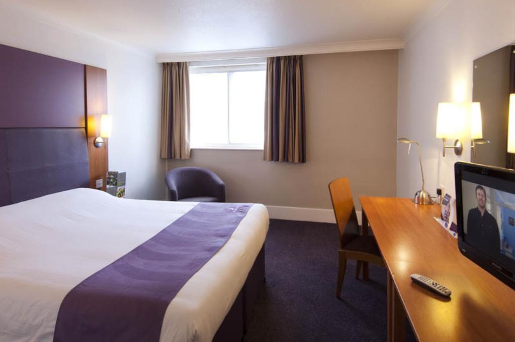 Premier Inn Sittingbourne Kent Room photo