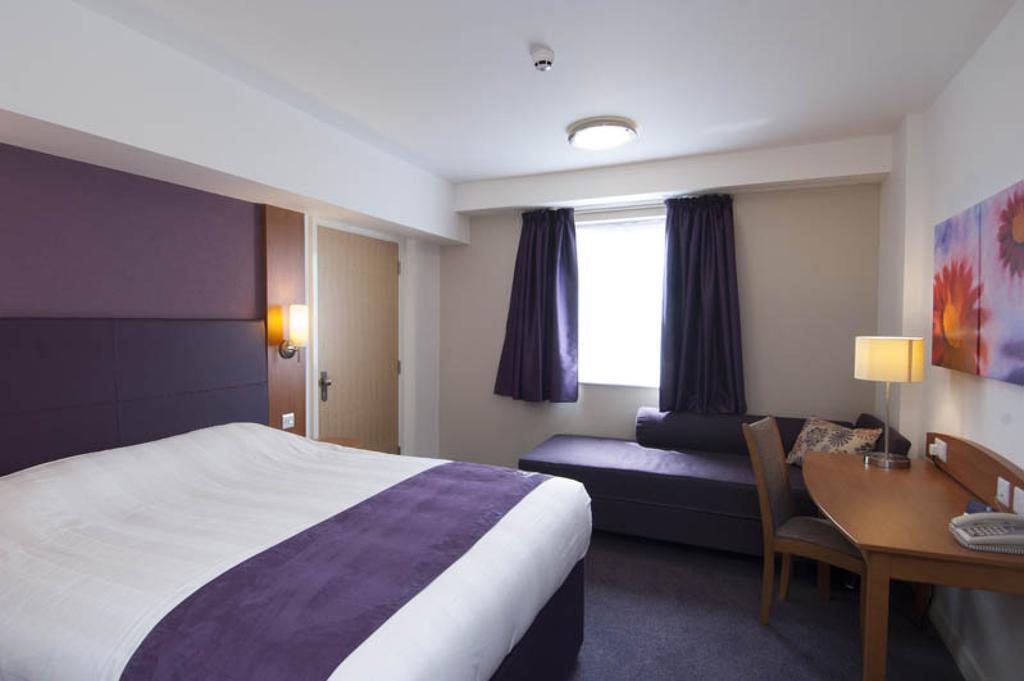 Premier Inn Sittingbourne Kent Room photo