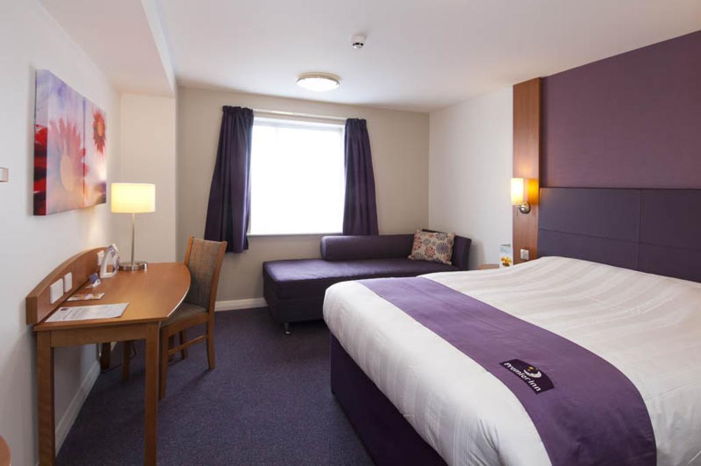 Premier Inn Sittingbourne Kent Room photo