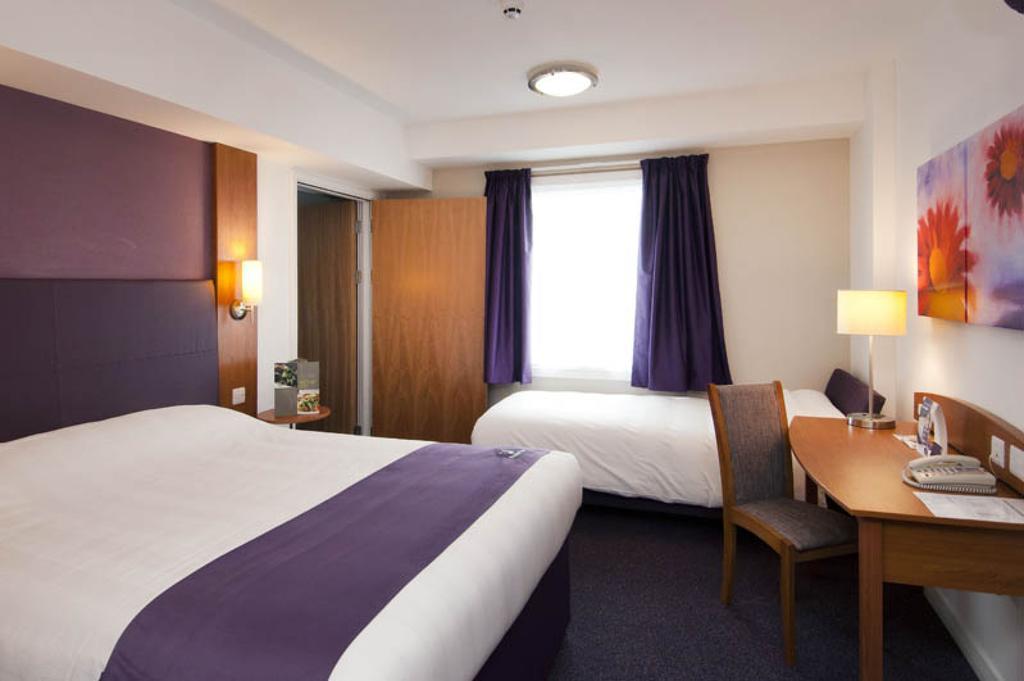 Premier Inn Sittingbourne Kent Room photo